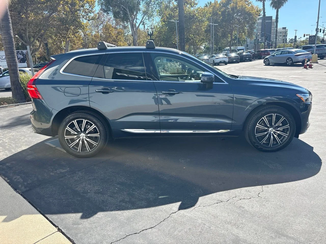 Used 2020 Blue Volvo T5 Inscription Sport Utility image 4