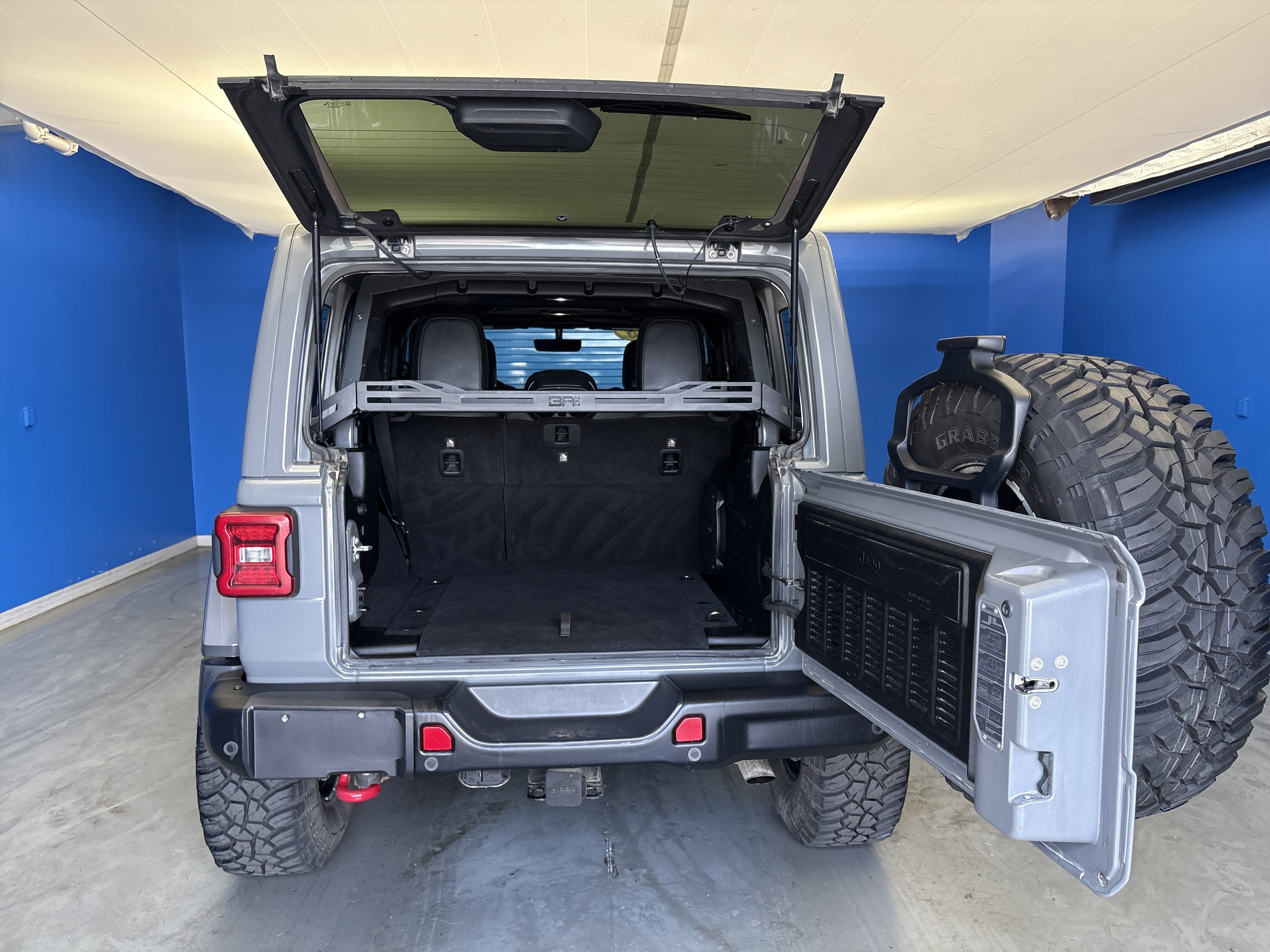Used 2018 Gray Jeep Rubicon image 26