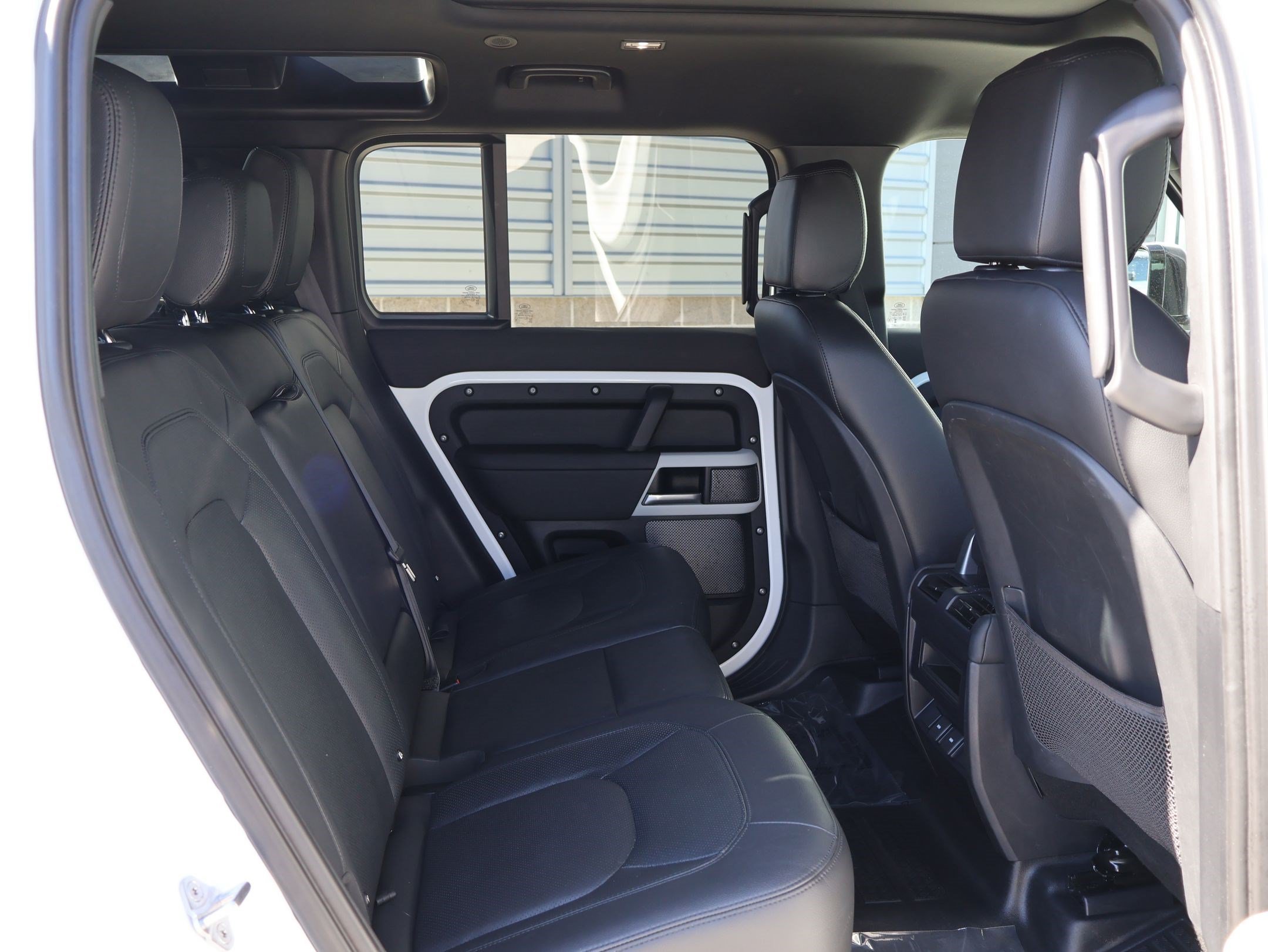 Used 2024 Fuji White Land Rover 110 P300 S image 30
