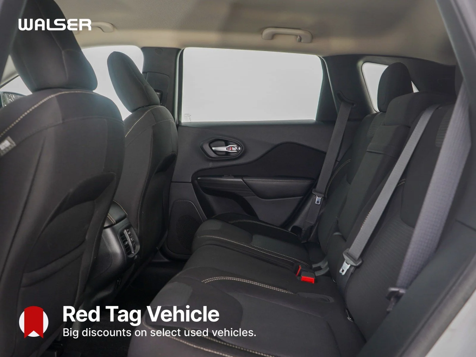Used 2015 Bright White Clearcoat Jeep Latitude image 18