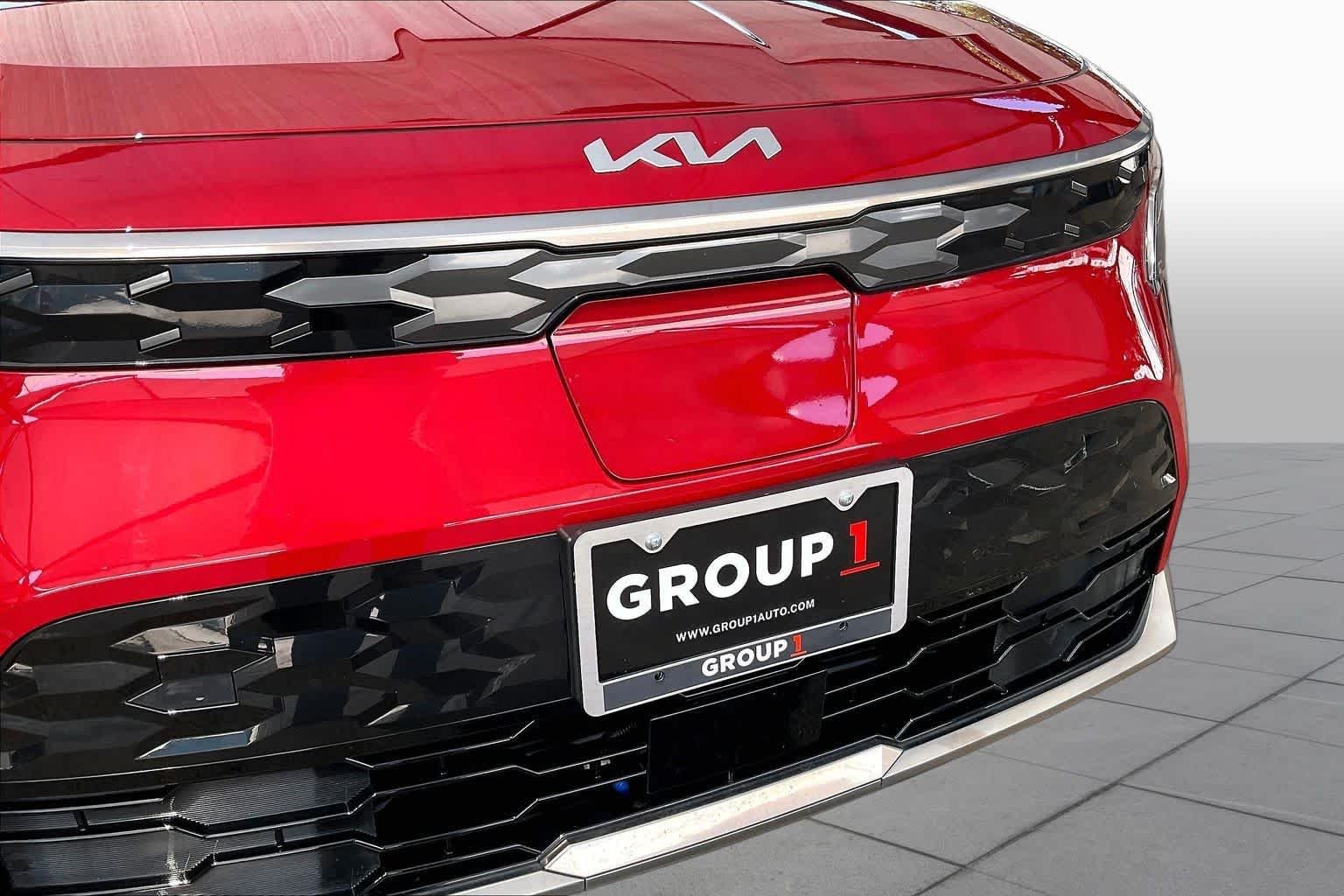 Used 2023 Runway Red Kia Wind image 29