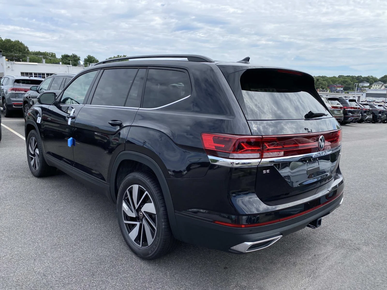 New 2026 Deep Black Pearl Volkswagen 2.0T SE w/Technology 4MOTION image 3