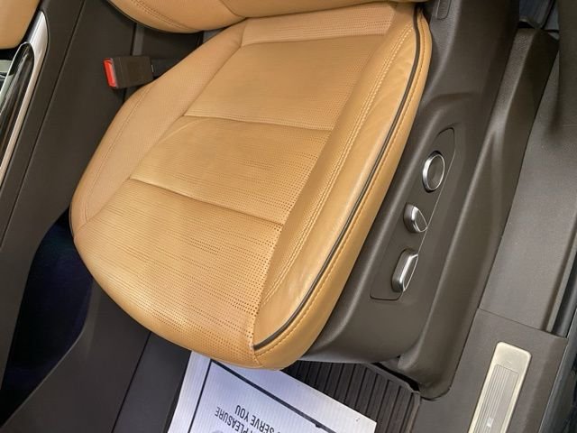 Used 2025  Cadillac Premium Luxury image 16