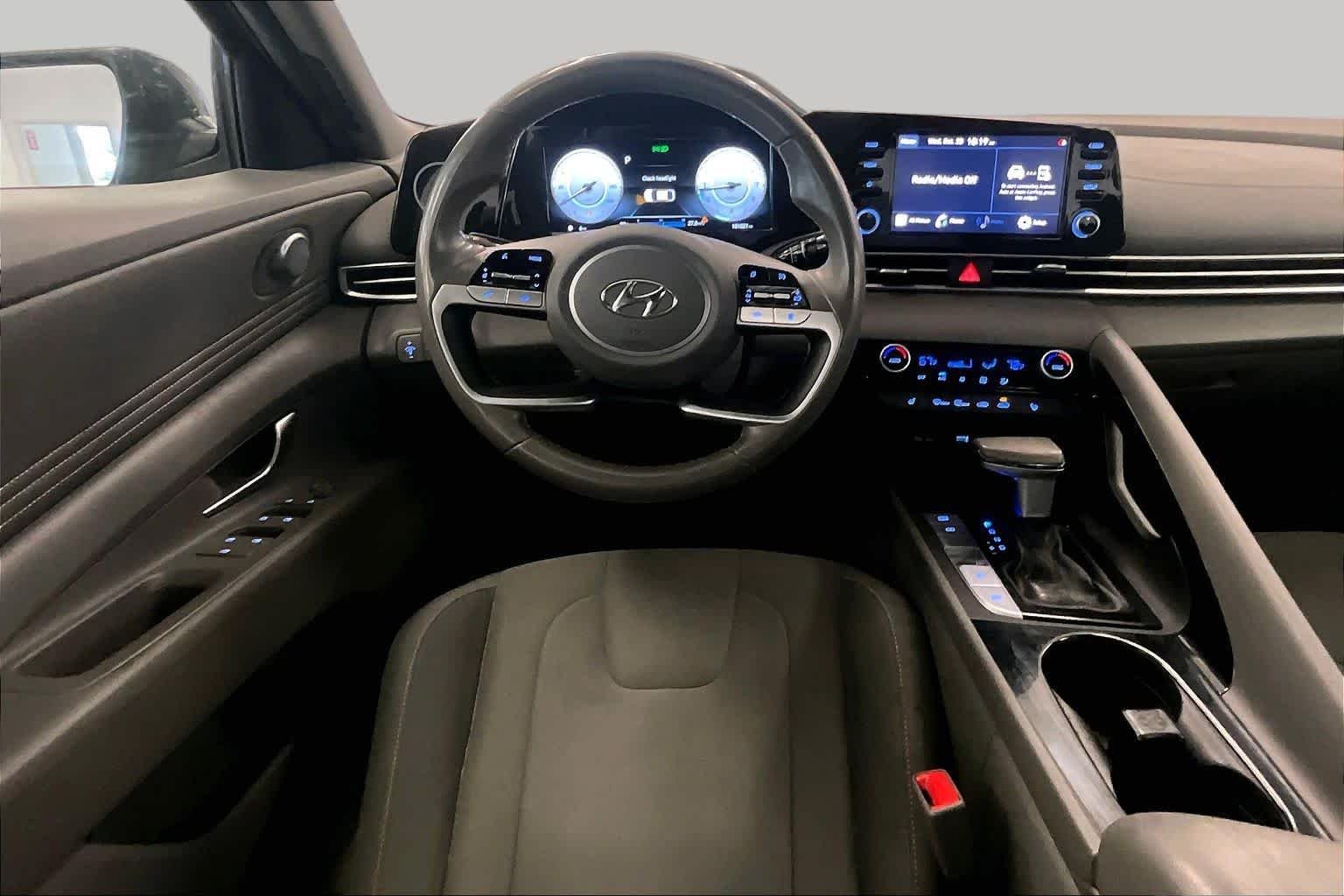 Used 2022 Phantom Black Hyundai SEL image 5