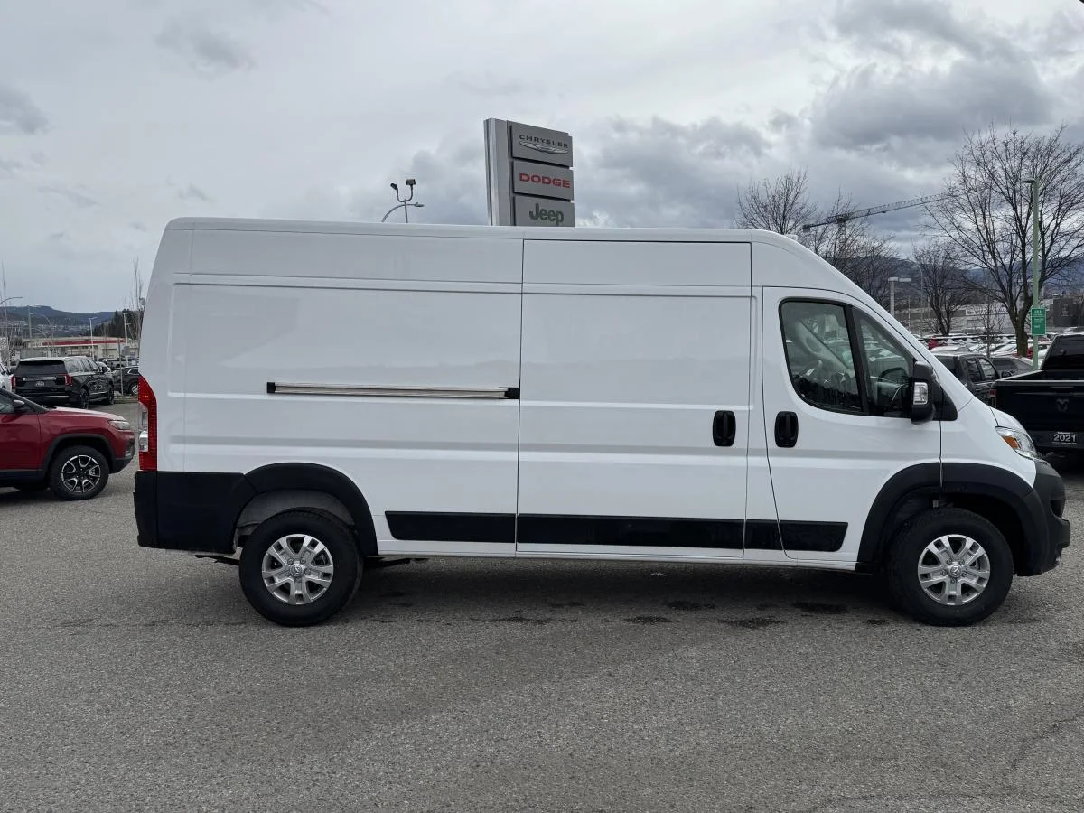 Used 2025 White RAM SLT image 4