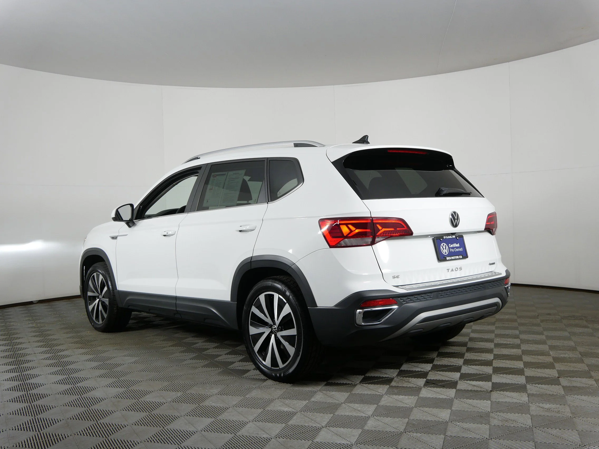 Certified Used 2023 Pure White Volkswagen SE image 5