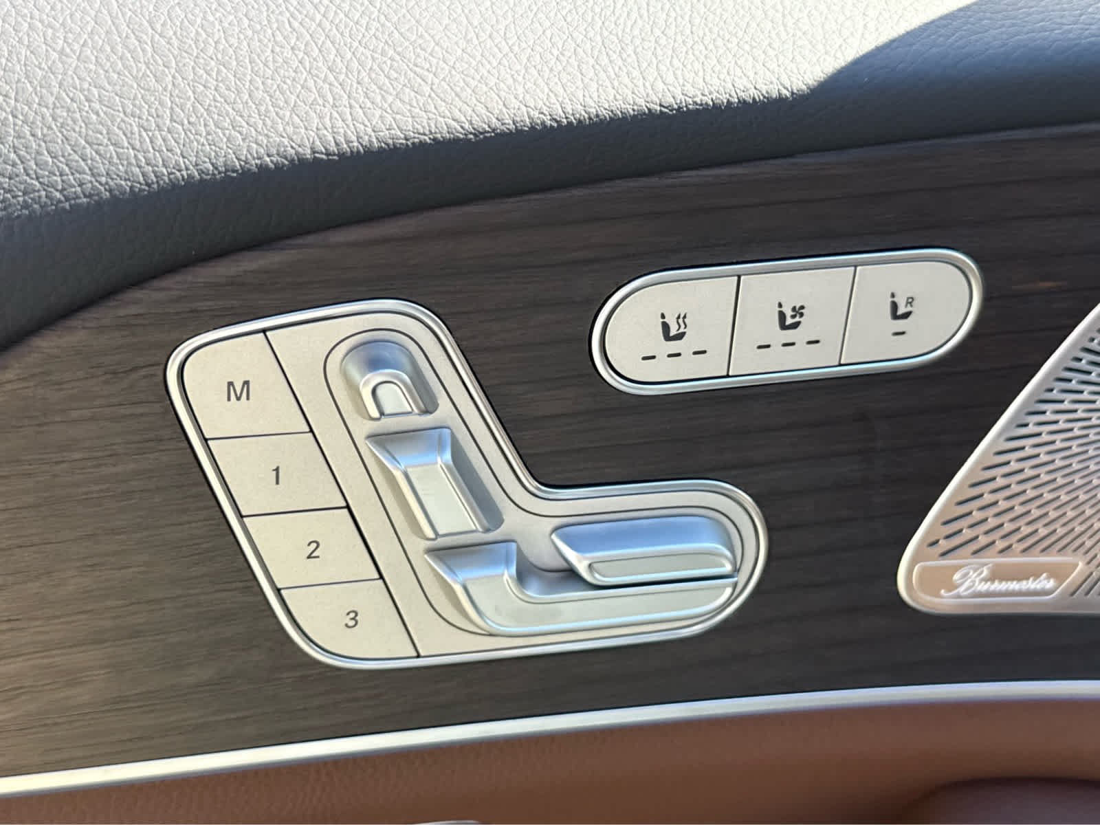New 2027 MANUFAKTUR Moonlight White Metallic Mercedes-Benz GLE 450 image 18