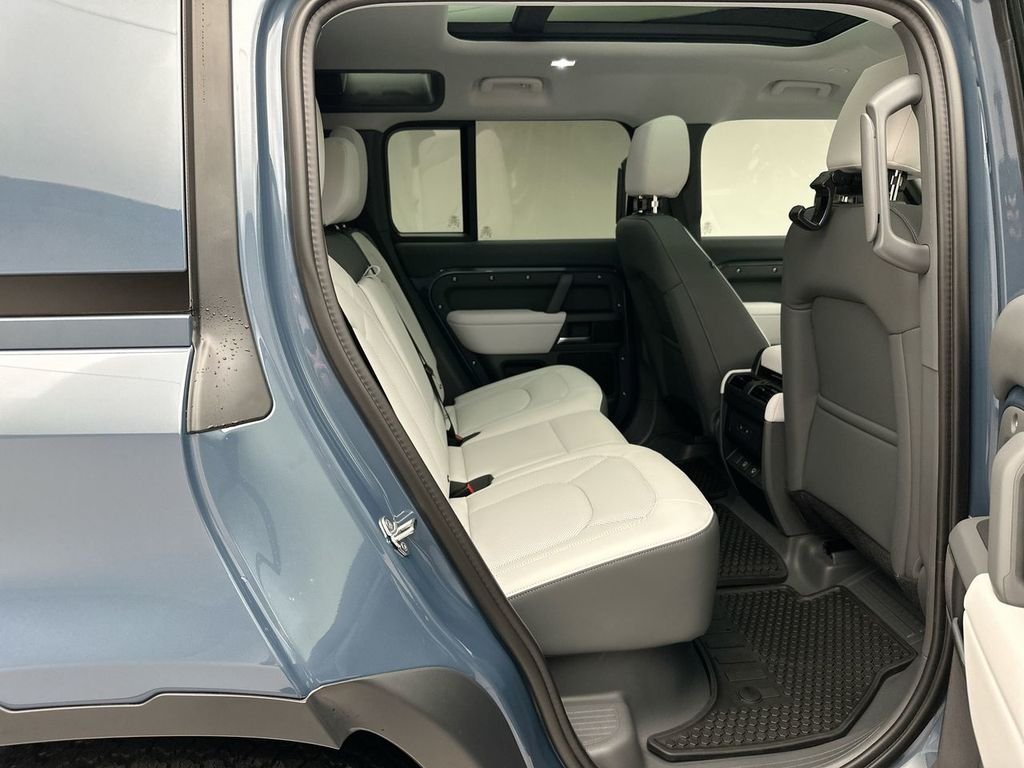 Used 2025 Tasman Blue Metallic Land Rover S image 6