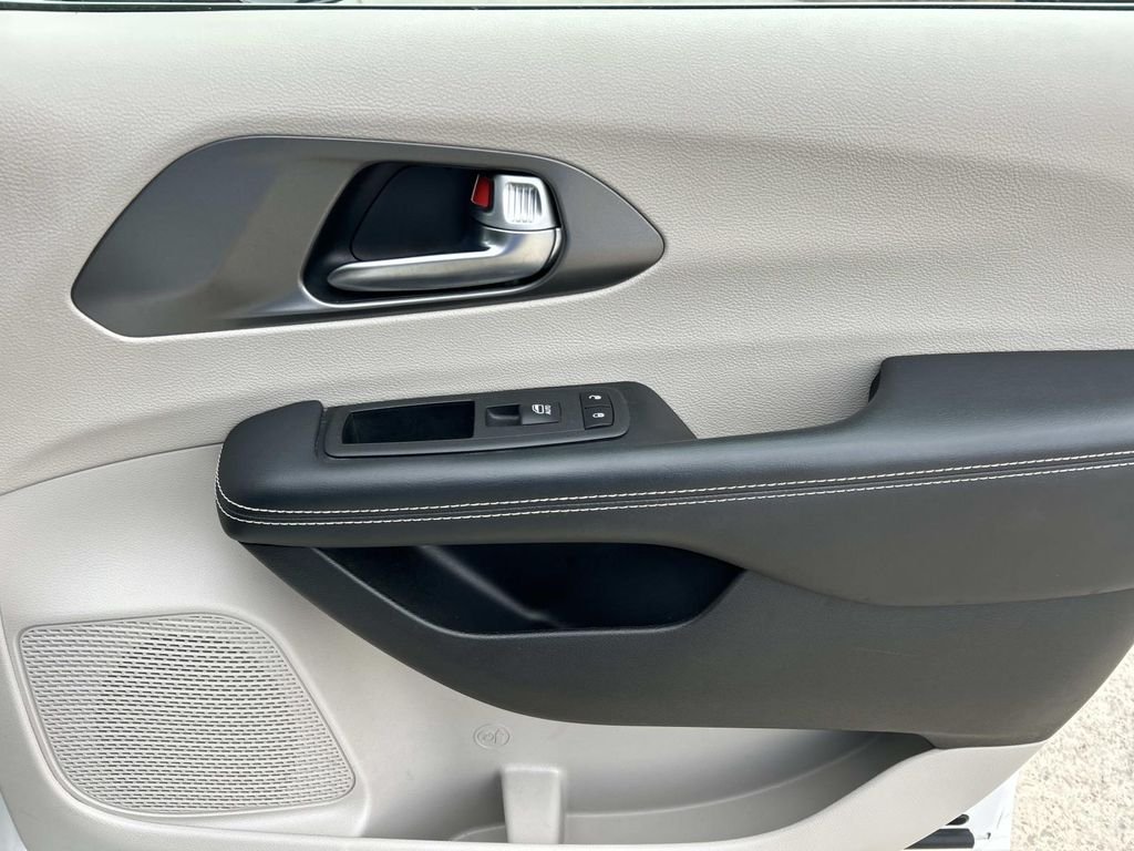 2024 Chrysler Pacifica Touring L - Photo 19