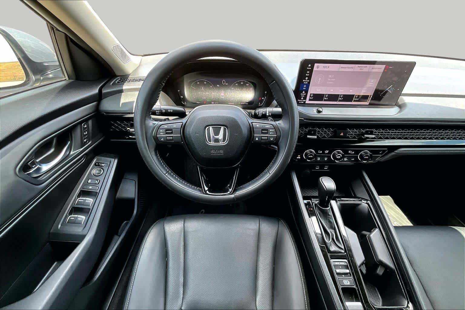 Used 2024 Solar Silver Metallic Honda EX-L image 6