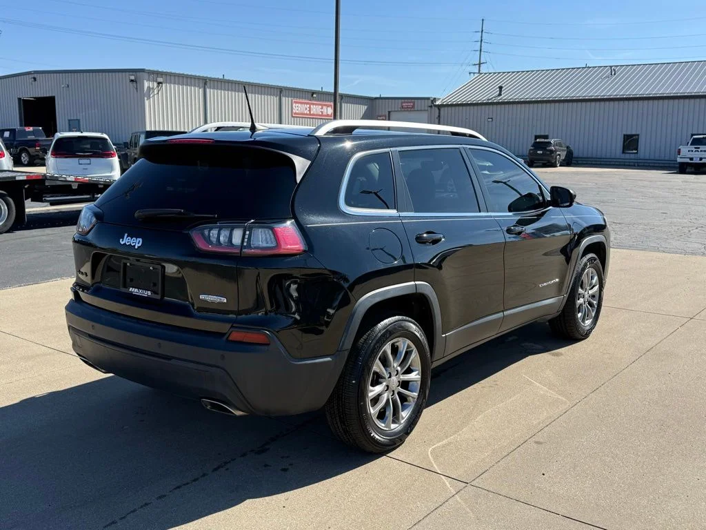 Used 2021 Black Jeep Latitude Lux image 7
