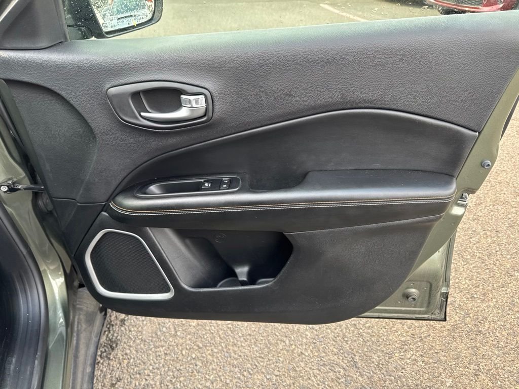 Used 2018 Olive Green Pearlcoat Jeep Sport image 9