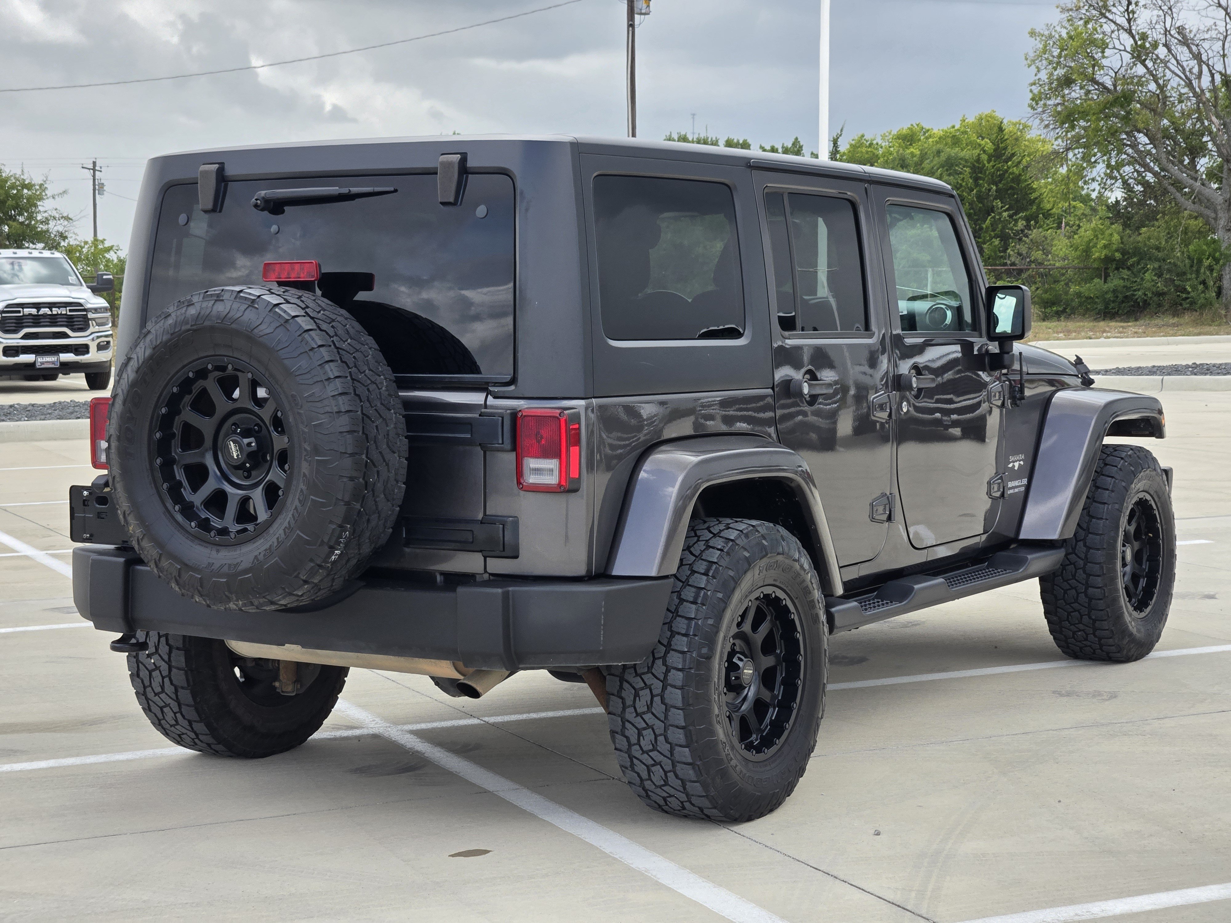 Used 2017 Granite Crystal Metallic Clearcoat Jeep Sahara image 8