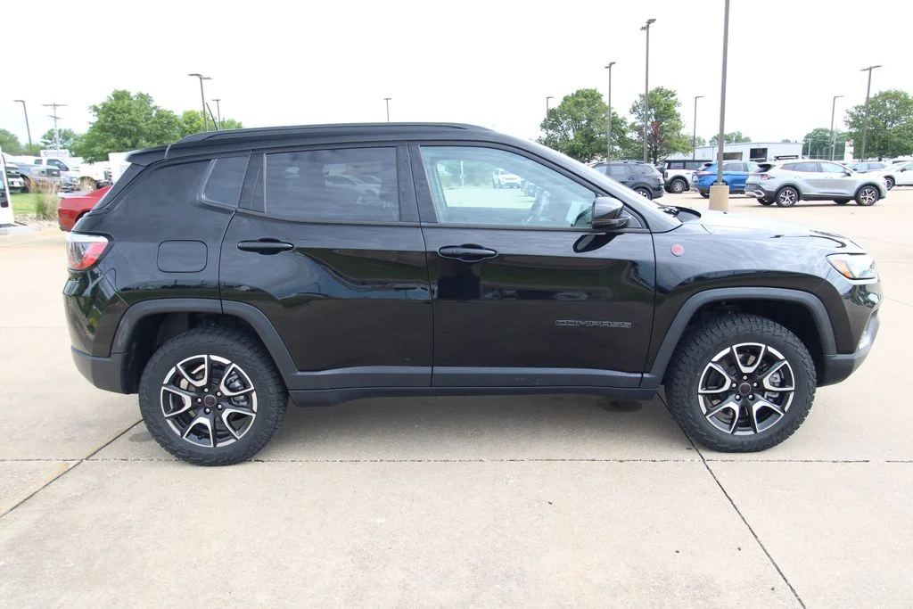 Used 2025 Black Jeep Trailhawk image 4