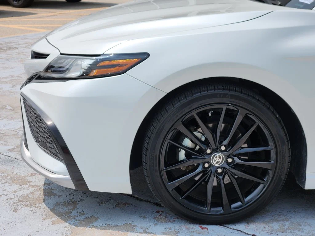 Used 2022 Wind Chill Pearl Toyota XSE image 9