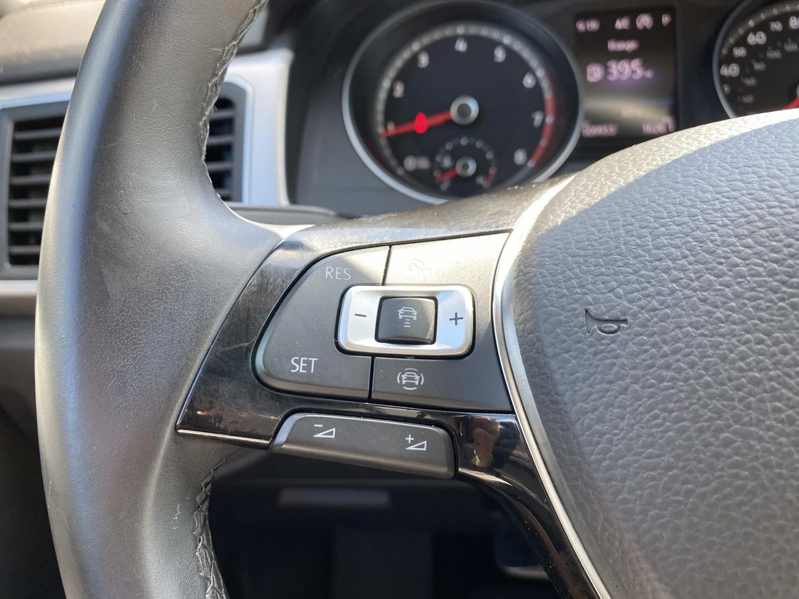 Used 2019 Platinum Gray Metallic Volkswagen 3.6L V6 SE w/Technology 4MOTION image 18