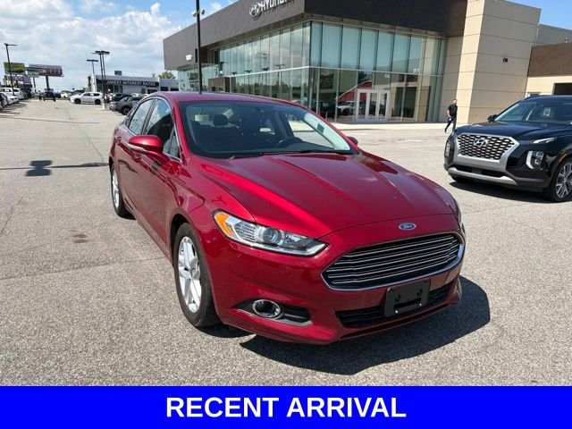Used 2015 Red Ford SE image 2