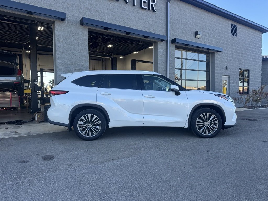 2021 Toyota Highlander Platinum photo 2