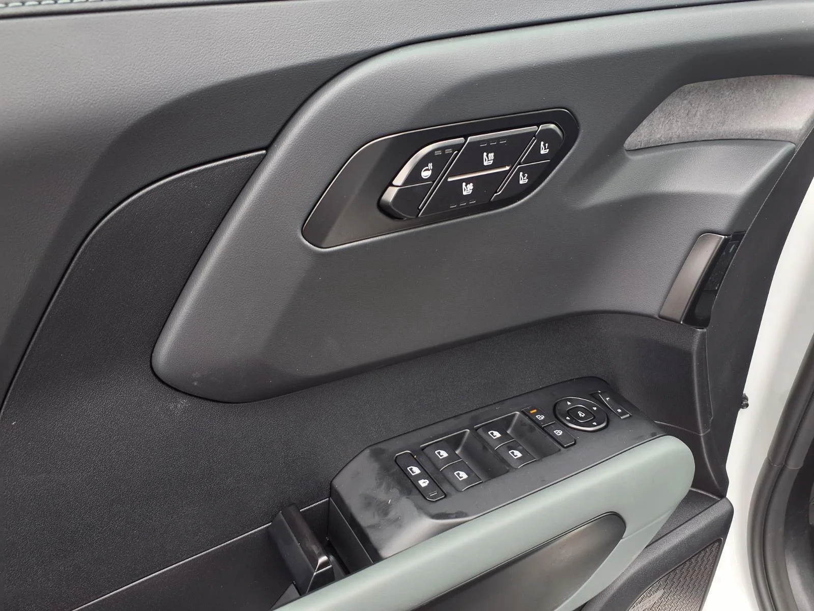 New 2027 Glacial White Pearl Kia X-Line SX image 13