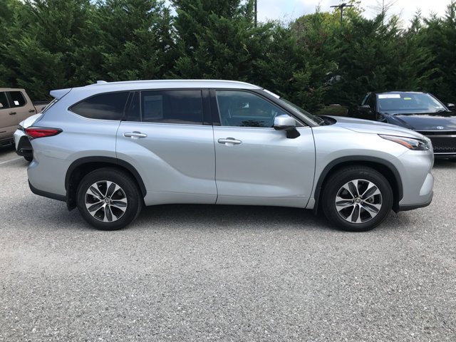 Used 2022 Celestial Silver Metallic Toyota Hybrid XLE image 9