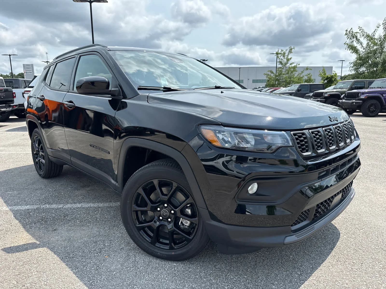 New 2026 Diamond Black Crystal Pearl-Coat Exterior Paint Jeep Latitude image 2