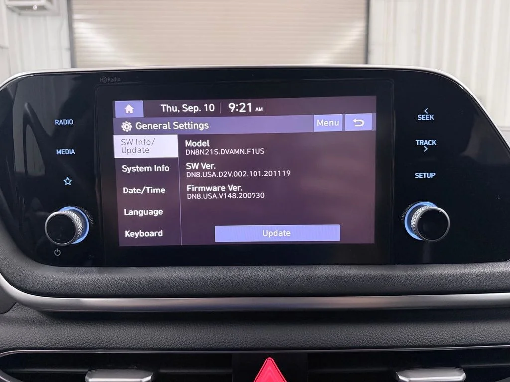 Used 2021 Black Hyundai SE image 18