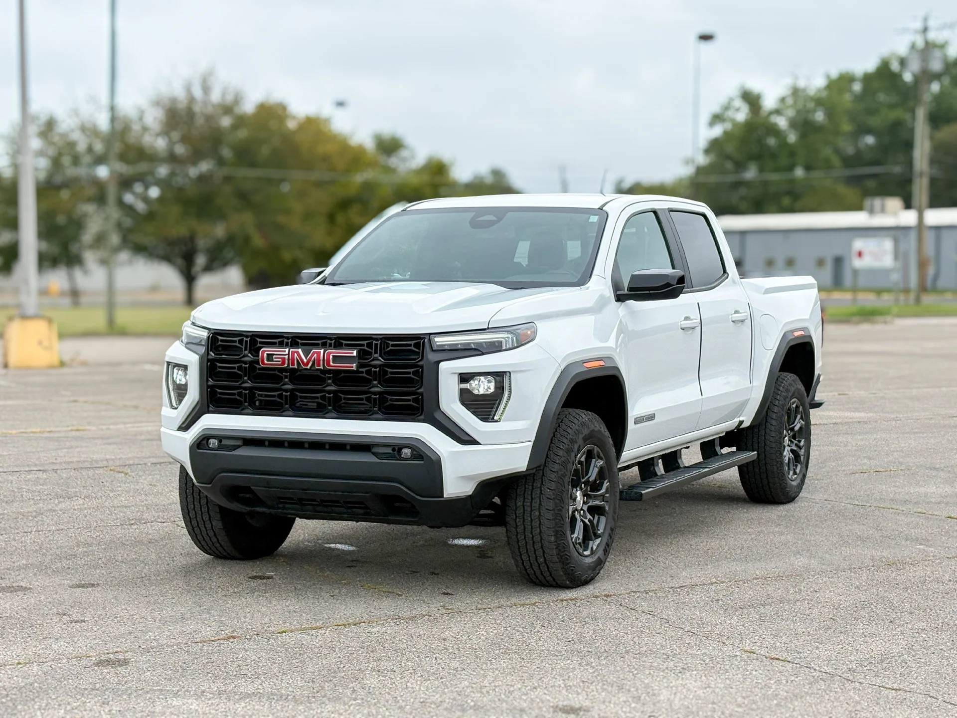Used 2023 White GMC Elevation image 5