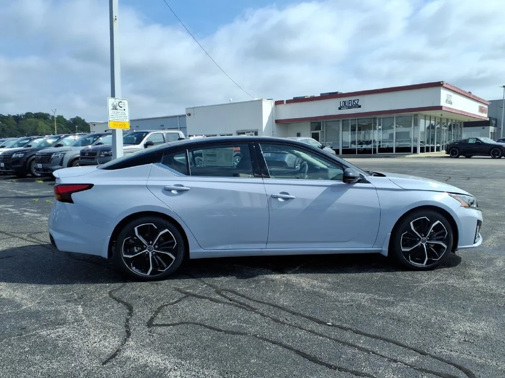 New 2026 Gray Sky Pearl / Super Black Two-tone Nissan SR image 2