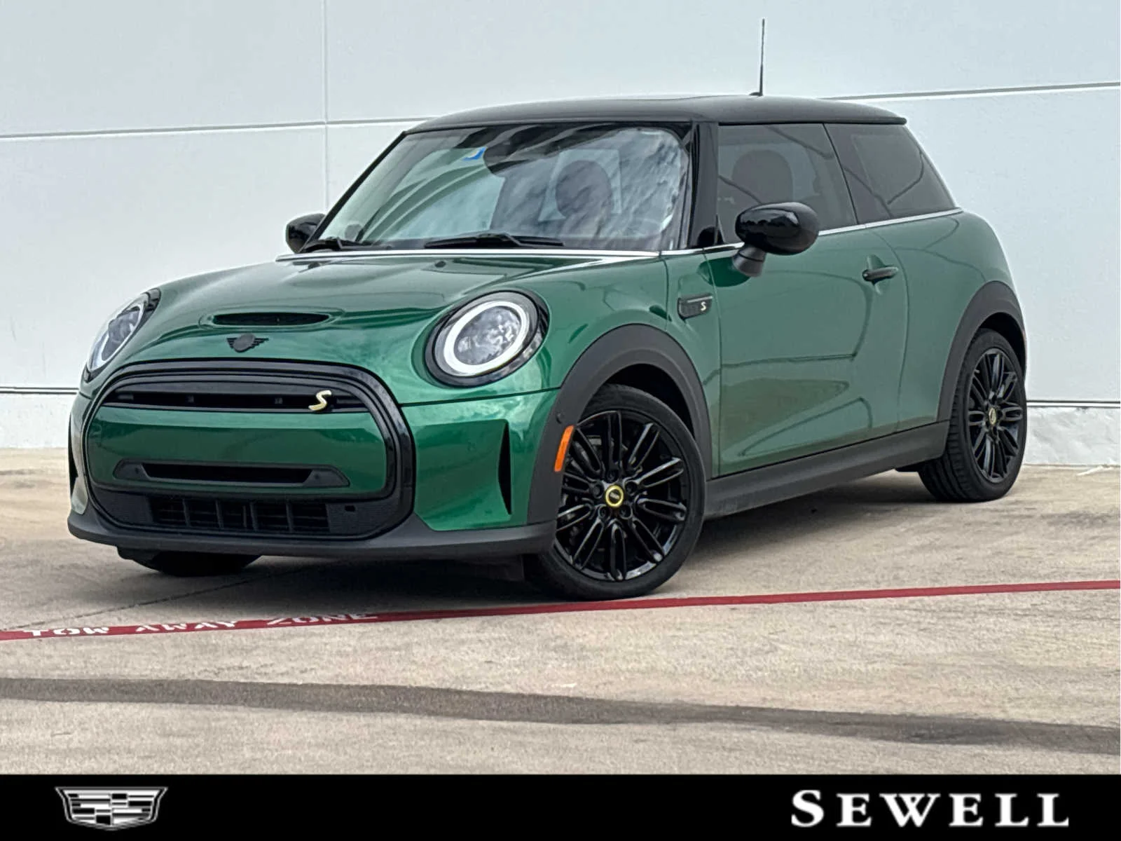 Used 2024  MINI Cooper SE image 1