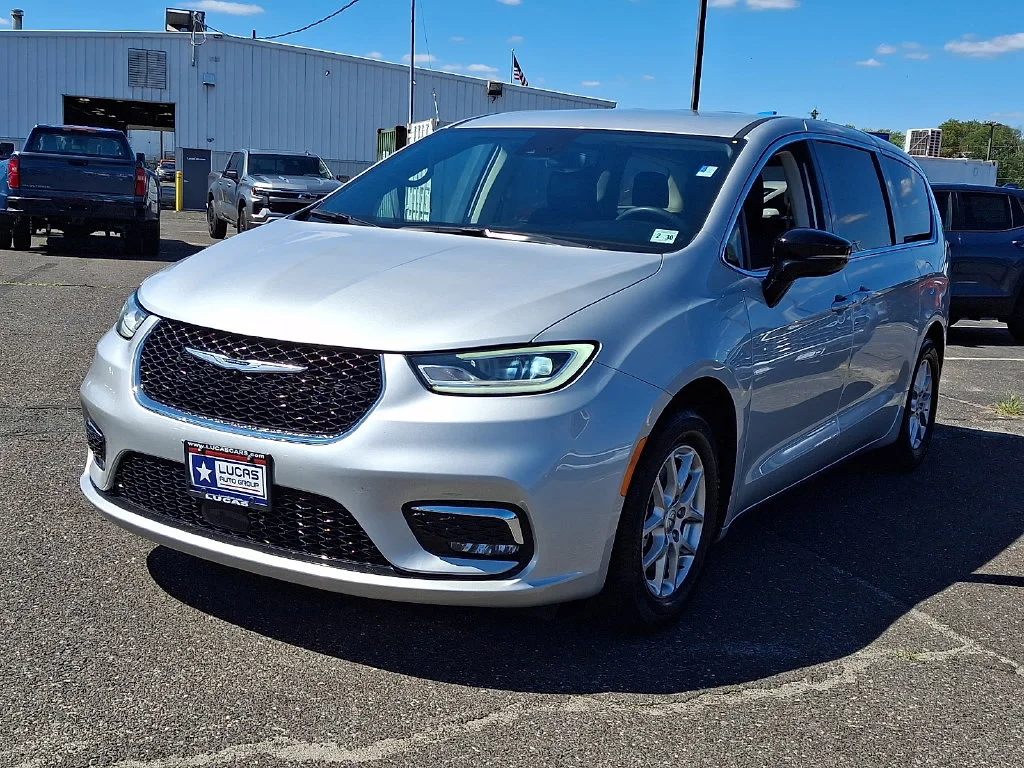 Used 2024 Silver Chrysler Touring L image 5