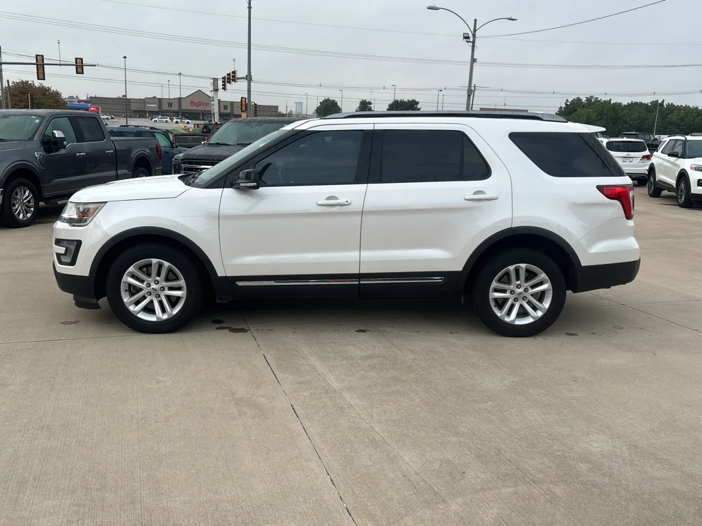 Used 2017 White Platinum Tri-Coat Metallic Ford XLT image 3