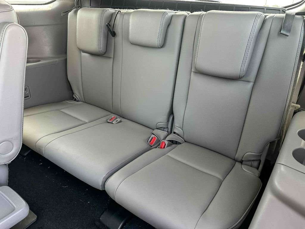 Used 2018 White Toyota XLE image 21
