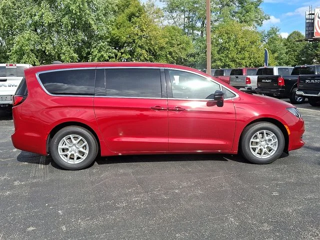 2026 Chrysler Voyager LX - Photo 8