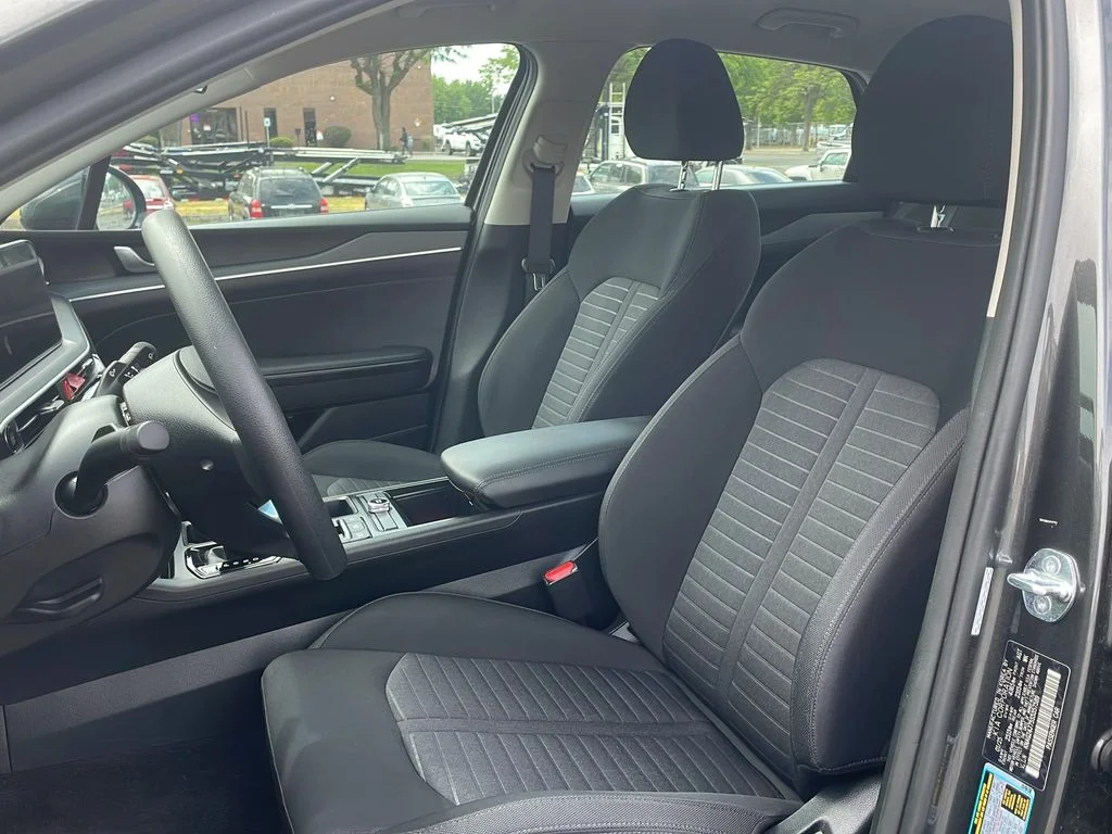 2025 Kia K5 LXS - Photo 12