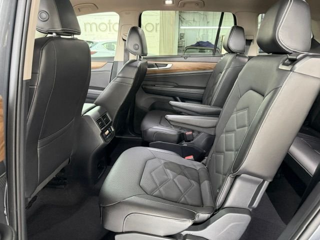 Used 2024 Gray Volkswagen 2.0T SE w/Technology image 7