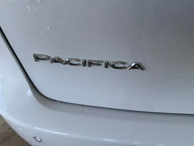New 2027 Bright White Clear-Coat Exterior Paint Chrysler Select image 5