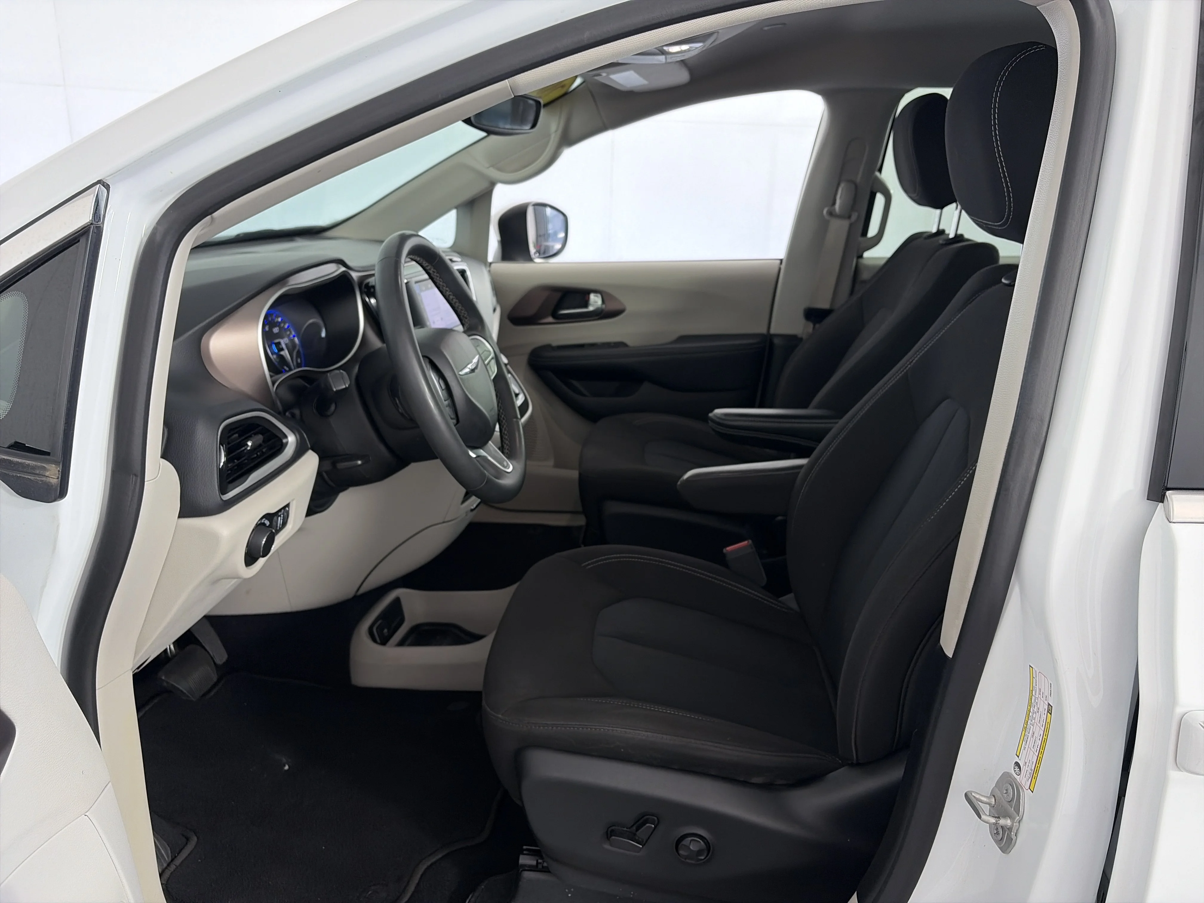 Used 2023 White Chrysler LX image 6