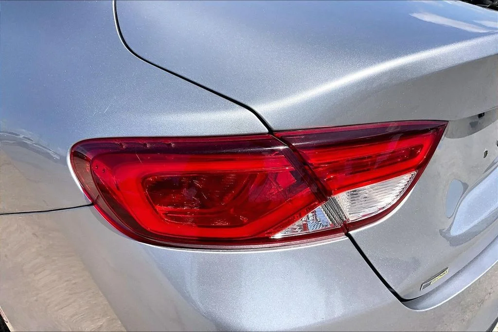 Used 2015 Silver Chrysler Limited image 19
