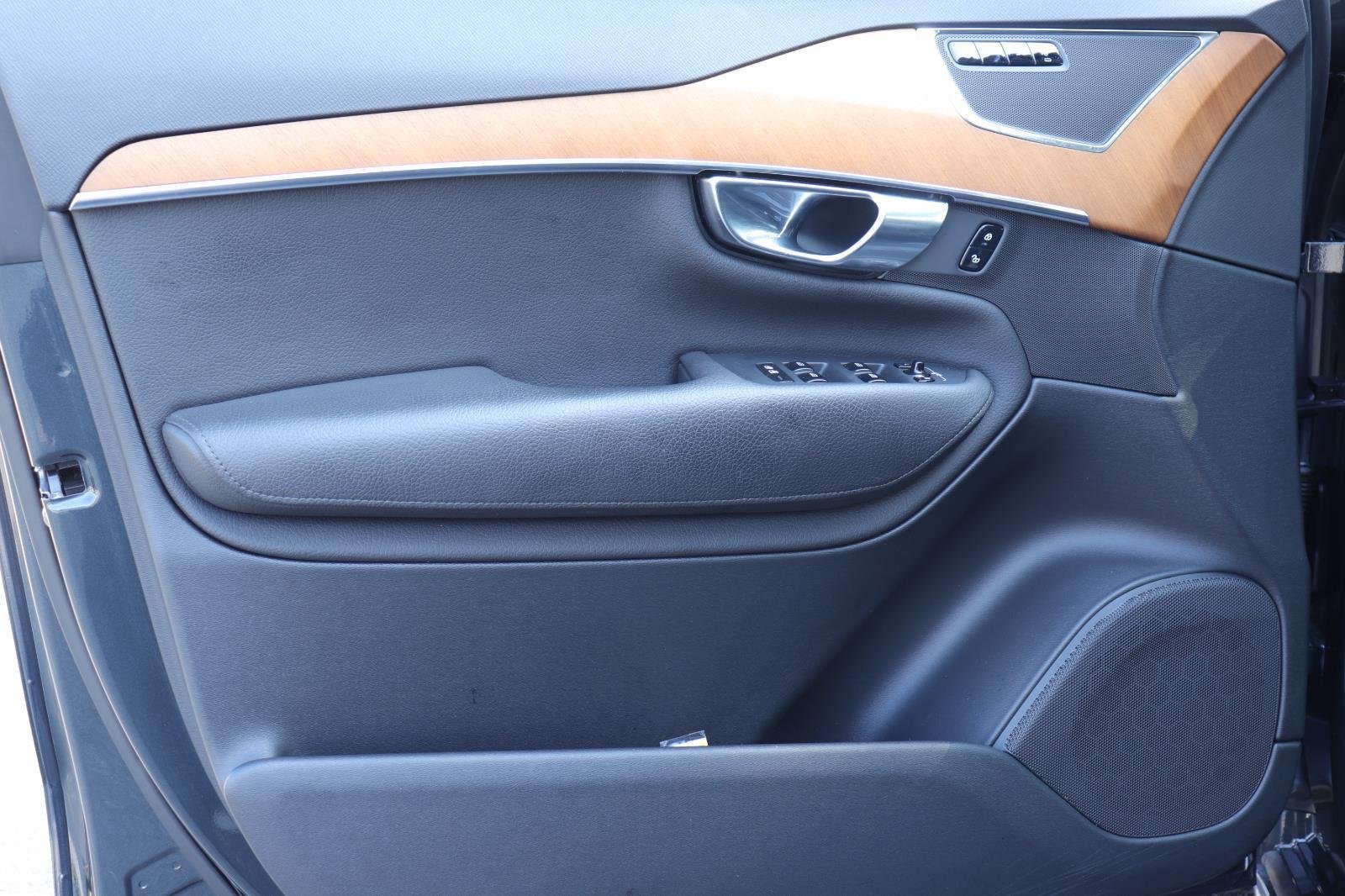 Used 2022 Savile Grey Metallic Volvo Momentum image 9