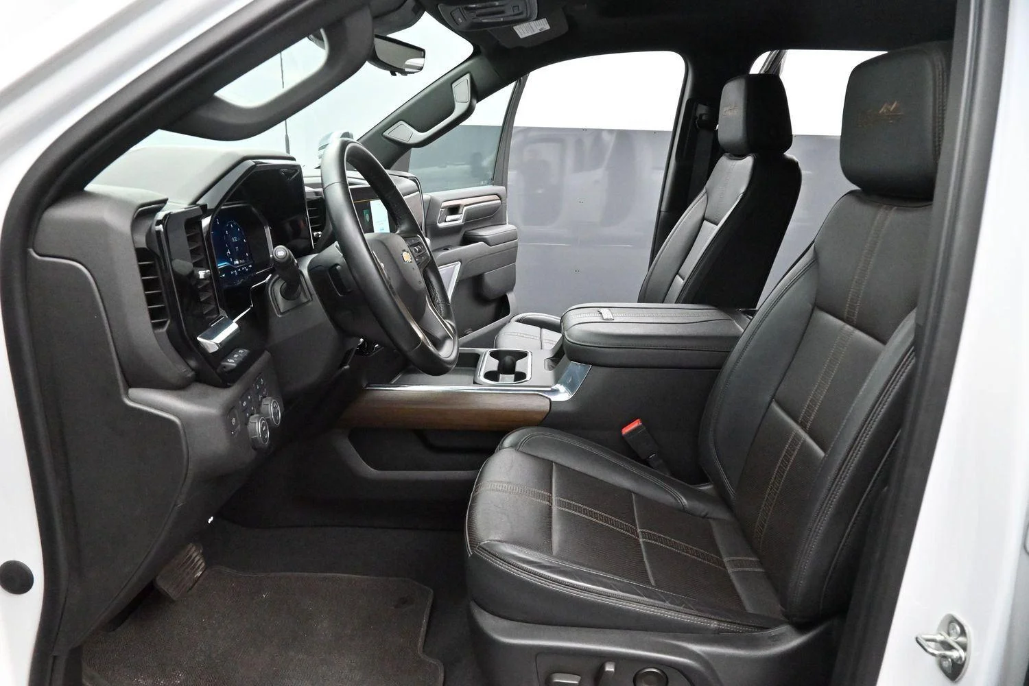 Used 2024 Summit White Chevrolet High Country image 12