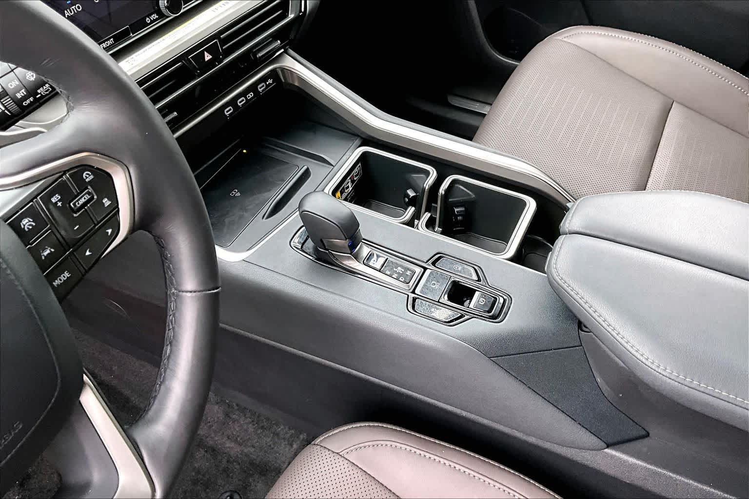 Used 2025 Wind Chill Pearl Lexus Premium image 17