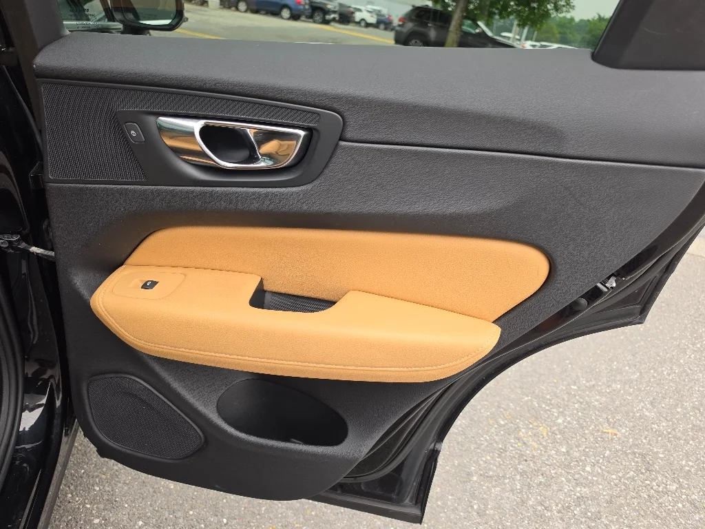 Used 2019 Onyx Black Metallic Volvo T6 Momentum image 30