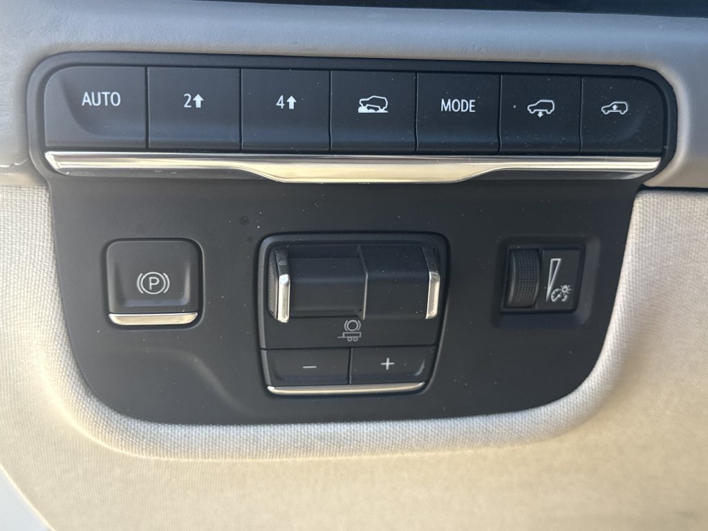 Used 2021 White Cadillac Sport Platinum image 26