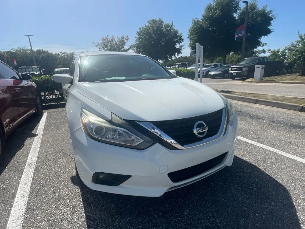 Used 2018 White Nissan 2.5 SV image 2