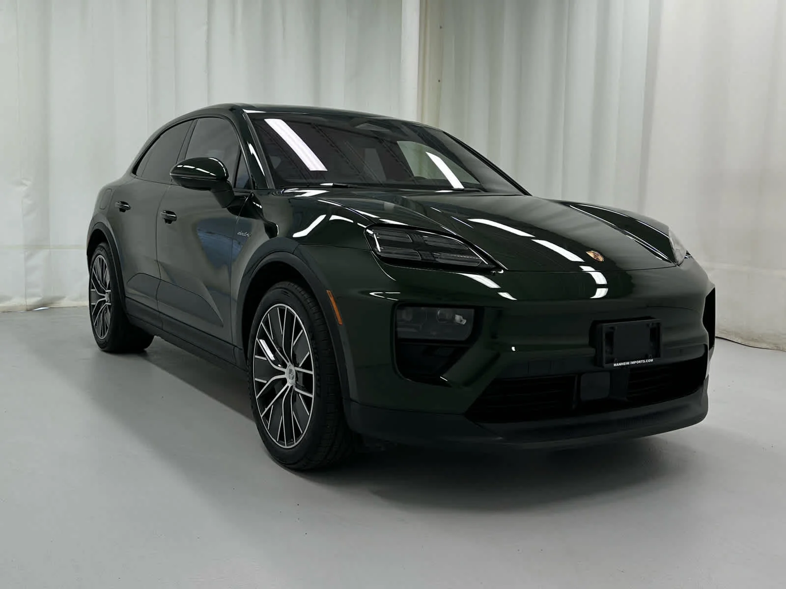 2025 Porsche Macan Macan 4 Electric's photo