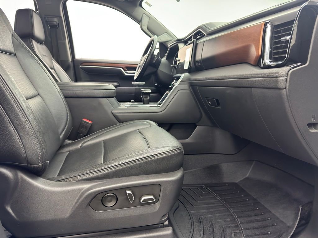 Used 2022 White Frost Tricoat GMC Denali image 24