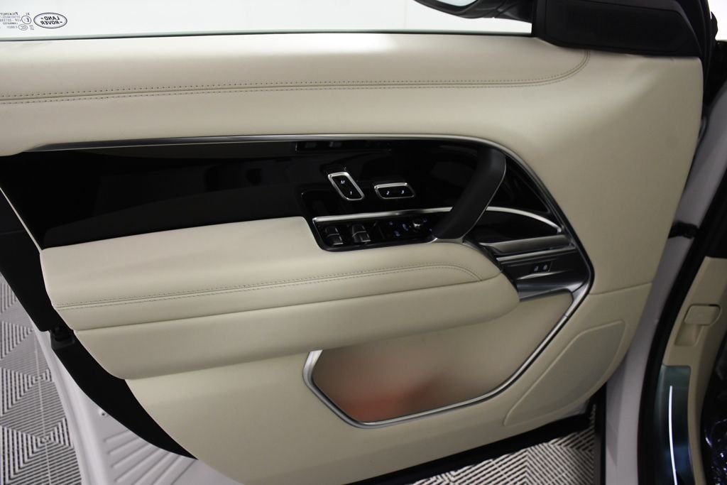 New 2026 Ostuni Pearl W Land Rover SE image 14