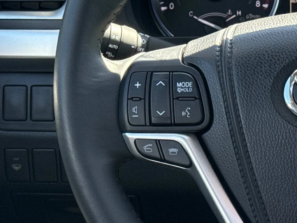 Used 2015 Black Toyota XLE V6 image 13