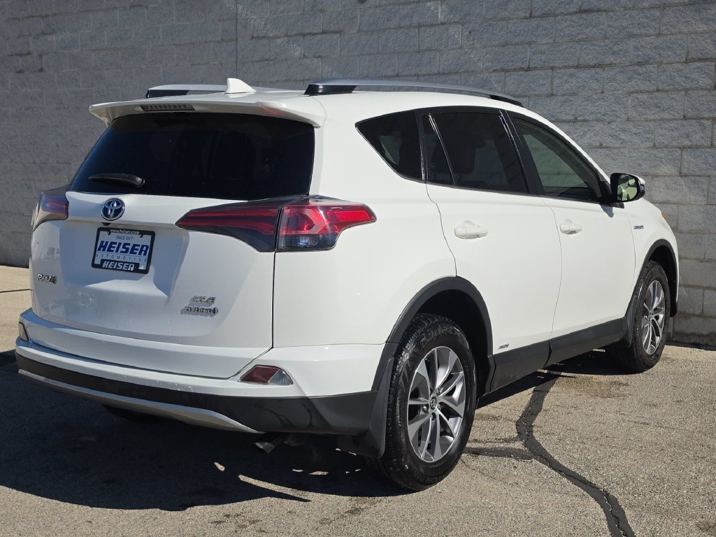 Used 2018 White Toyota XLE image 13