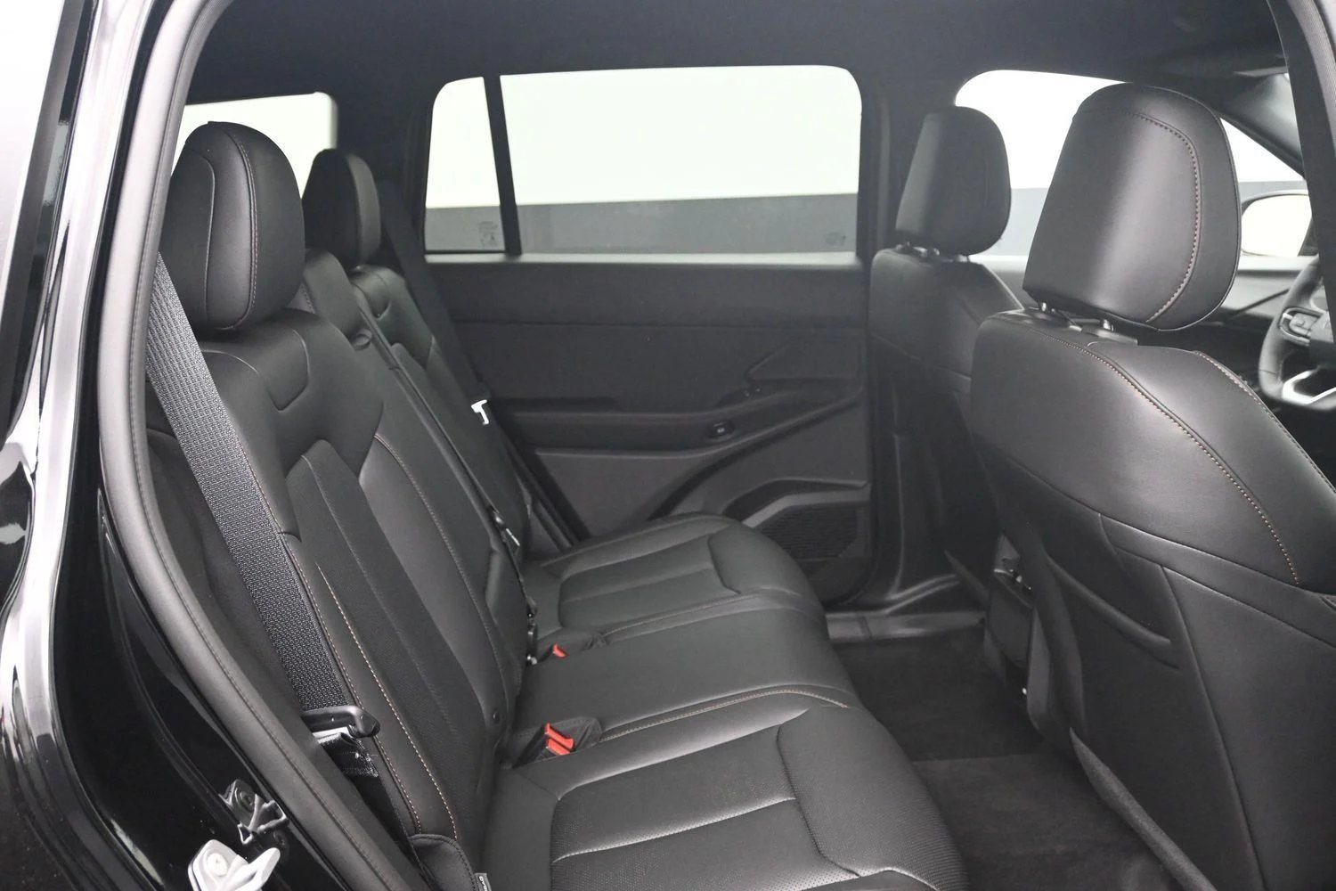 New 2026 Diamond Black Crystal Pearl-Coat Exterior Paint Jeep Limited image 12